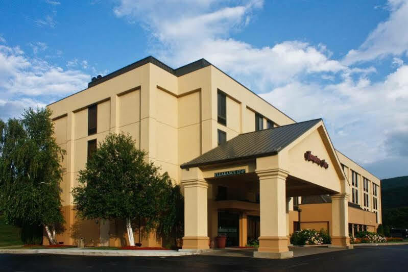 Hampton Inn Fishkill Exterior photo